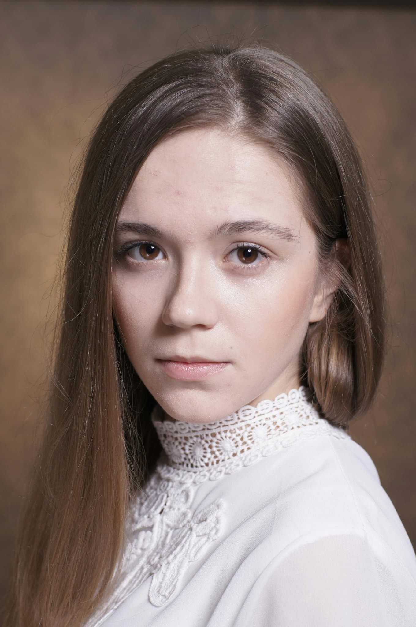 AI lip plumper filter before photo - selfie before AI lip volumizing filter applied