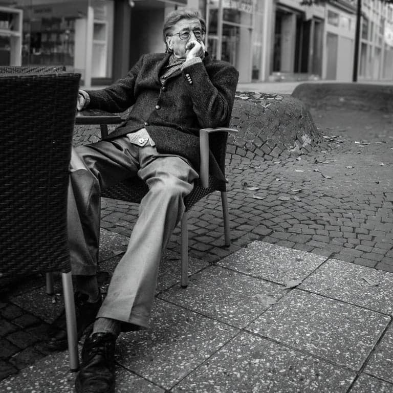 AI remove people from background after transformation - portrait with background cleared of people