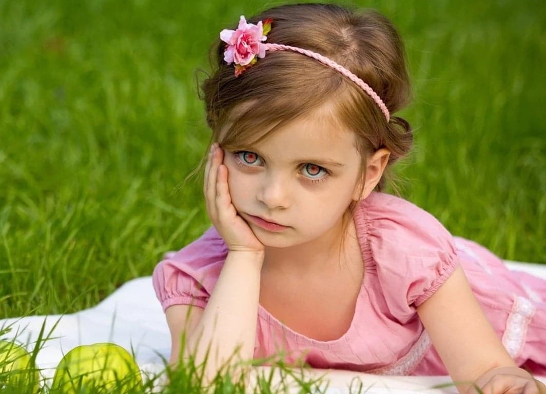 AI red eye remover before photo - influencer photo with red eye issue