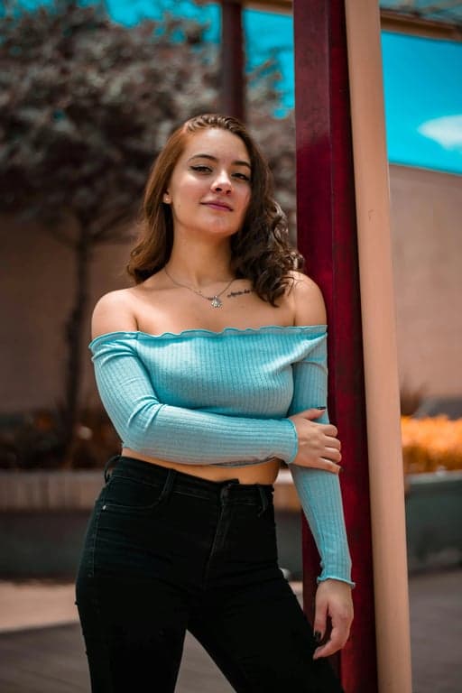 Generate a realistic straight fringe hairstyle adapted to the subject’s face shape and forehead proportion, with evenly cut bangs falling naturally across the forehead, aligned with the hairline, softly layered edges, and realistic hair density. Ensure the fringe blends seamlessly with existing hair, preserves natural lighting and texture, and looks like an authentic haircut rather than an overlay.