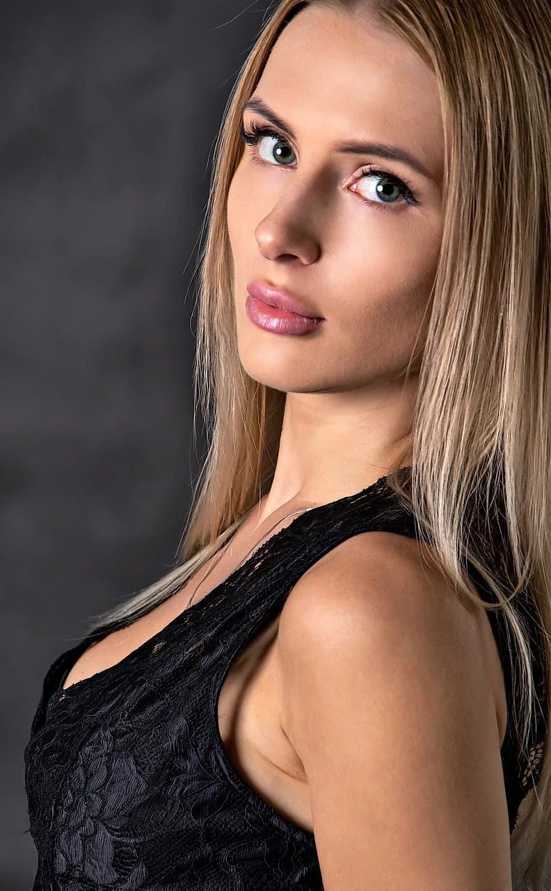 AI bangs filter before photo - studio photo before hairstyle modification