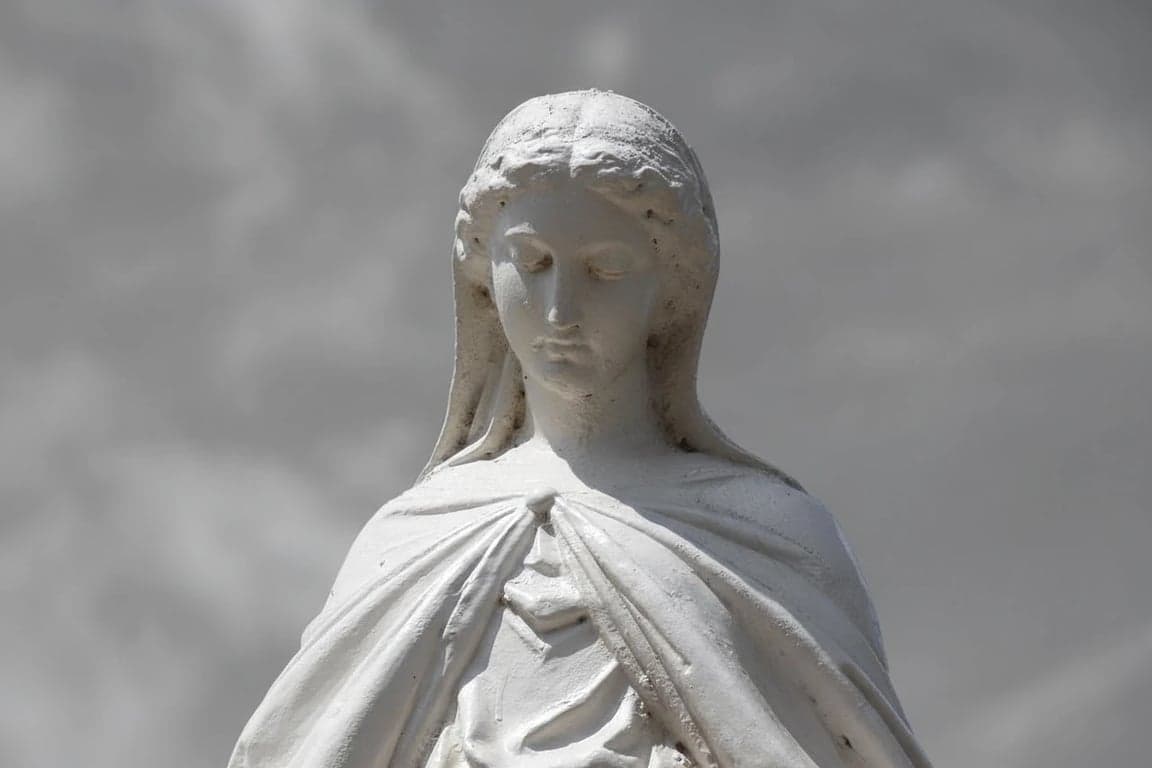 AI remove color from image after photo - same statue in black and white tones