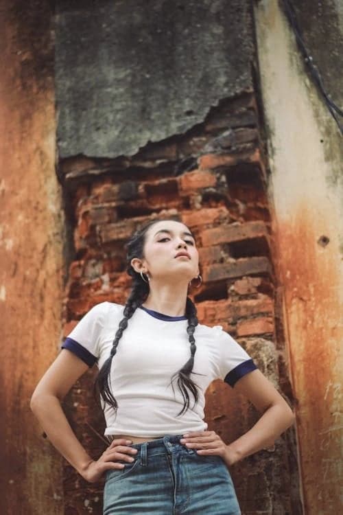 Celebrity Outfits filter before photo - neutral portrait in simple everyday clothing with any backdrop