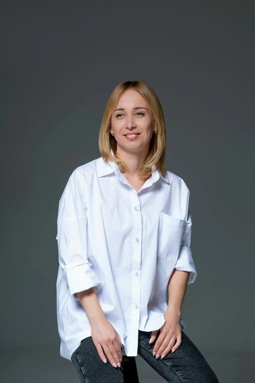 Wolf cut filter before pic – woman with long straight hair in white top