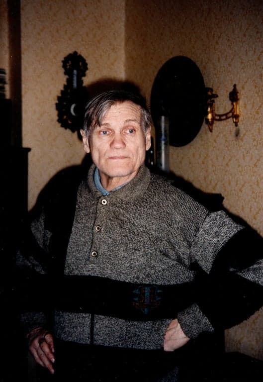 a portrait of a man, ai visa photo, correct head size and position, uniform lighting, no glare on glasses, plain backdrop.