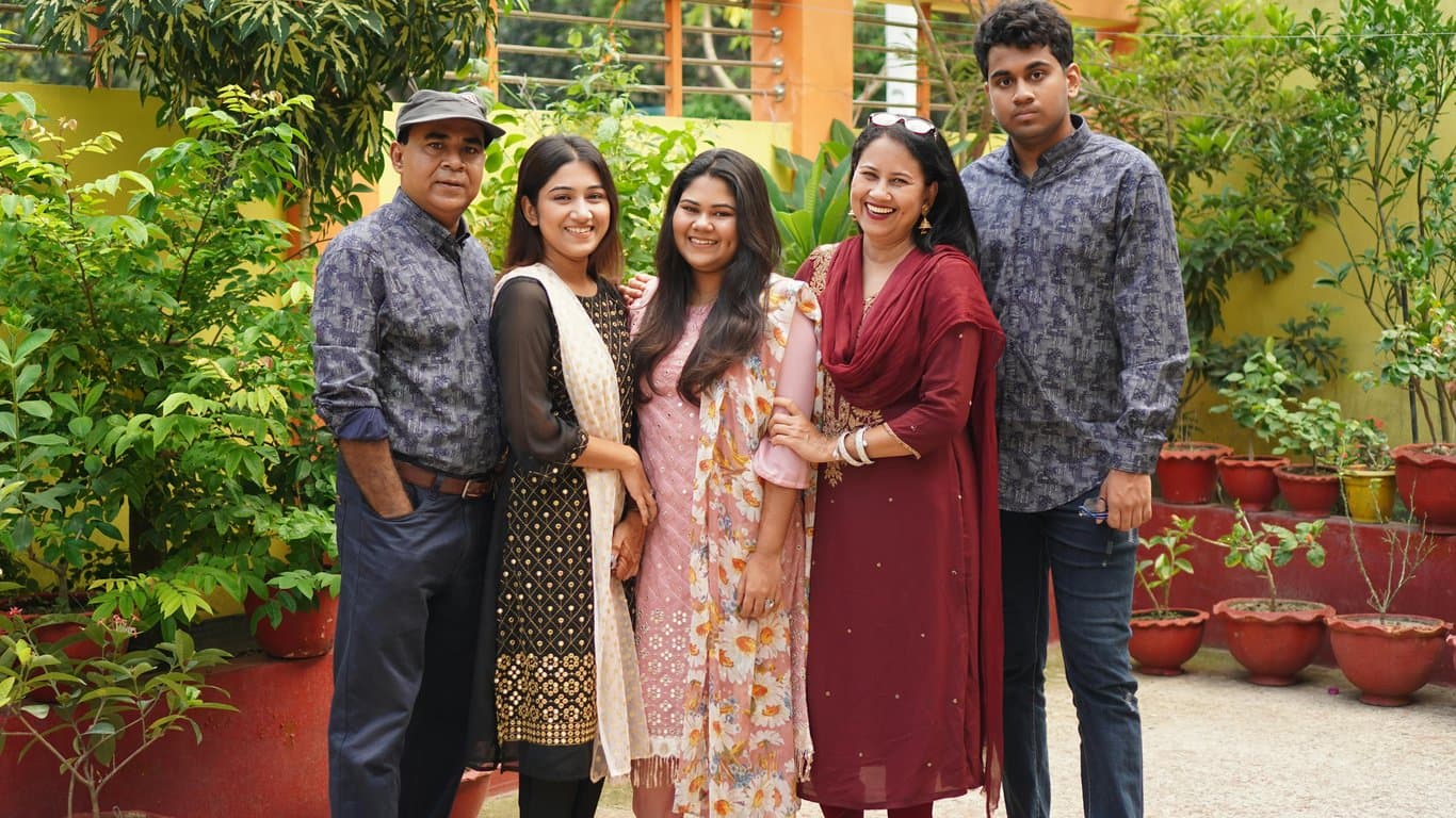 Create a modern, minimalist crest inspired by the clean lines, neutral palette, and orderly harmony of the family kitchen image. Use geometric shapes to form a symbolic "nest" or "key" emblem.