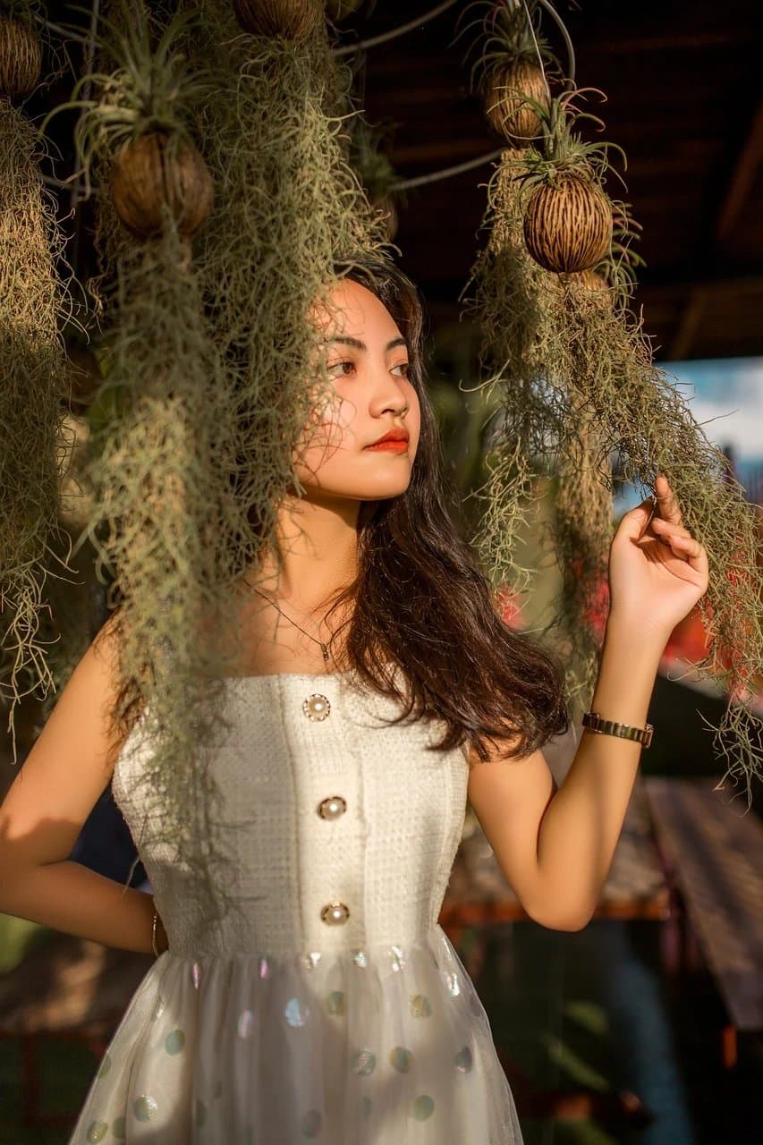 AI color splash filter before photo - fashion portrait before AI color highlight effect