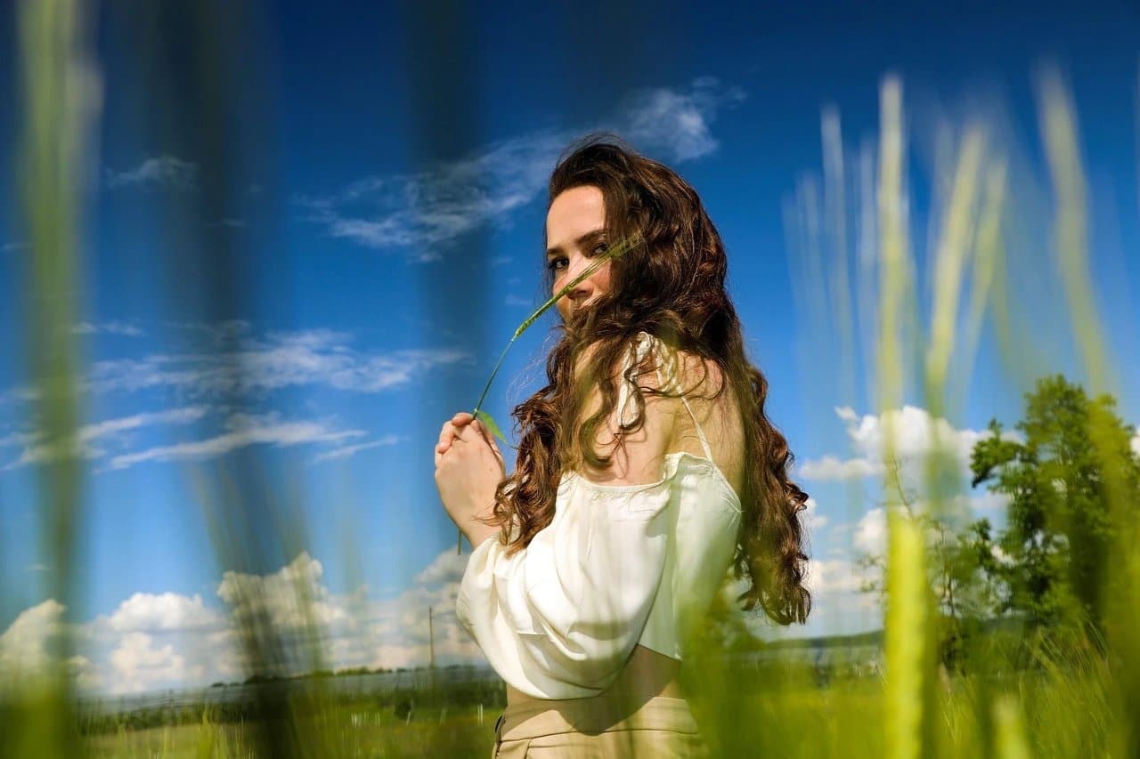 AI fisheye lens filter before photo - influencer photo before fisheye warp edit