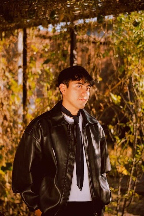 Fashion 20s Style filter before photo - casual portrait before edit