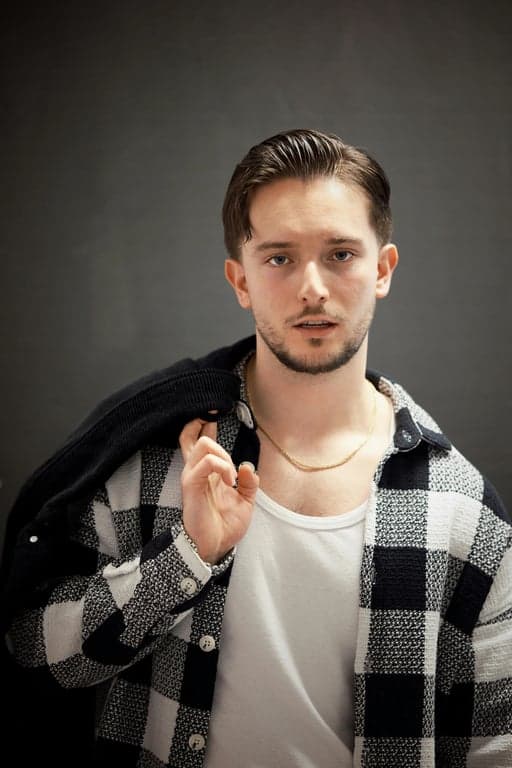 generate a D&D-style character illustration with neutral fantasy background and balanced lighting so the character remains the visual focus